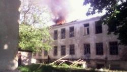 Ukrayna'da hastaneye ve okula top mermisi atıldı