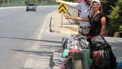 Ukraynalı çift otostop çekerek Alanya'ya ulaştı