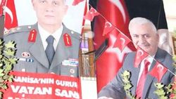 Manisalı komutan için dev pankart