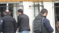 Tüfekle havaya ateş edip kendini eve kilitledi