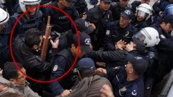 Üniversitede sopalı gençlere polis engeli