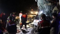 Uşak'ta yolcu otobüsüyle tır çarpıştı: 1 ölü 8 yaralı