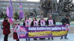Uşak'ta kadın cinayetleri protesto edildi