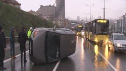 Üsküdar'da bir otomobil bariyere çarparak takla attı