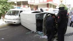 Üsküdar'da iki araca çarpan araç devrildi