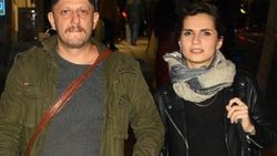Serkan Keskin ve Meriç Ara sokakta el ele