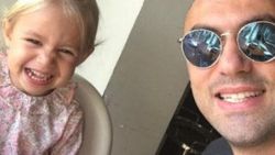 Burak Yılmaz kızını parka götürdü