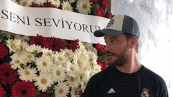 Sinan Akçıl'dan Burcu Kıratlı'ya çelenk