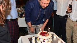 Onur Büyüktopçu meyhanede yeni yaşını kutladı