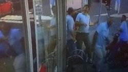 Rüzgarın etkisiyle düşen antenden son anda kurtuldular