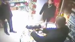 Rizeli market sahibi kavgaya gelenleri UZİ ile karşıladı