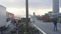 TEM'de kaza nedeniyle trafik durdu İZLE