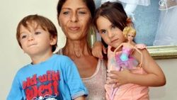 Anne babaları intihar eden ikizler borç batağında