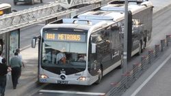 İstanbul'da köprü yolunda metrobüs kazası