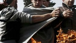 Makedonya sınırında bekleyen 2 mülteci kendisini yaktı