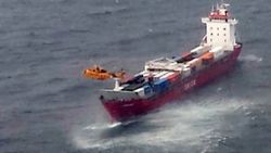 Yüzlerce ton petrol taşıyan tanker denizde sürükleniyor