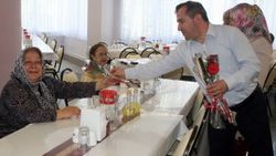 Çalışanına hakaret eden patrona gül dağıtma cezası