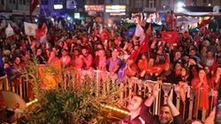 Erdoğan'ın zaferi memleketinde yağmur altında kutlandı