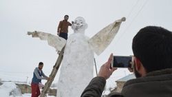 Ağrılılar kardan gulyabani yaptı