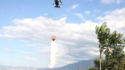 Yangın helikopteri 2 ton suyu gazetecilerin üzerine döktü