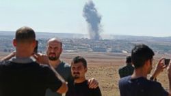 Sınırda hatıra fotoğrafı çekindiler