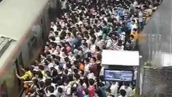 Çin'de metroda tuhaf elbise giyilmemesi uyarısı yapıldı