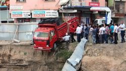 Van'da bir kamyonet çukura düşmekten son anda kurtuldu