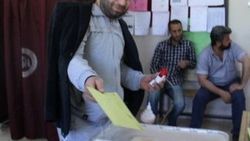 Van'da bir kişi serumuyla oy kullanmaya gitti