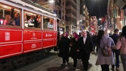 İki bakan İstiklal Caddesi'nde gezdi