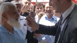 Vatandaşa mesir macunu yedirdiler