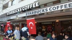 Adana'da zabıta Starbucks'a Türk bayrağı astı