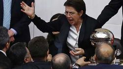 Ayşenur Bahçekapılı Meclis'te fenalık geçirdi