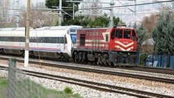 Yolda kalan YHT'nin yardımına kara tren koştu