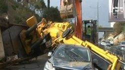 Boğaziçi Köprüsü'ne çıkan yolda vinç devrildi İZLE
