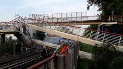 Vinç çarptı, üst geçit metro hattının üzerine devrildi