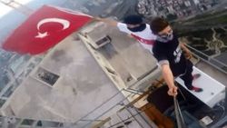 En yüksek gökdelenin vincinde Türk bayrağı açtılar