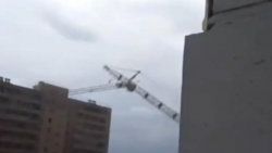 Rusya'da vinç apartmanın üstüne yıkıldı