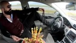 Trafikte meyve tabağı ve tespih kullanan sürücüye gözaltı