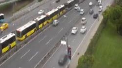 Metrobüs arızalandı, uzun kuyruklar oluştu