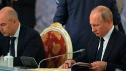 Putin liderler zirvesinde kitap okudu