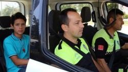 Servisi kaçıran öğrenciyi evine polis bıraktı