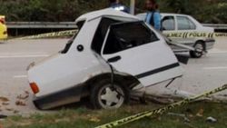 Düzce'de otomobil ikiye bölündü