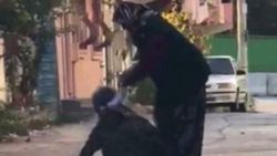 Alzheimer hastası kaynanasını tekme tokat döven gelin
