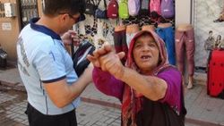 Zabıtayı gören engelli dilenci kaçtı, kimse yakalayamadı