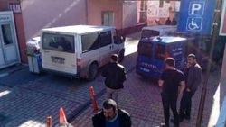 Anne ve babasını av tüfeğiyle öldürdü