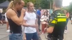 Hollandalı adam düzenlenen vegan festivalinde çiğ et yedi