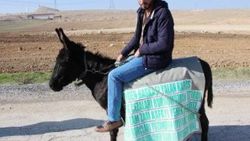 Akaryakıta zam gelince otomobilinden indi, eşeğe bindi