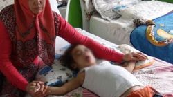 Kendisine zarar vermesin diye yatağa bağlanıyor