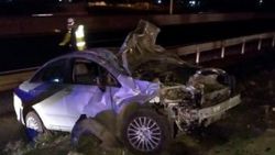 Kazada hurdaya dönen otomobilini bırakıp gitti