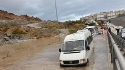 Kuşadası'ndaki 15 dakikalık yağmur hayatı felç etti